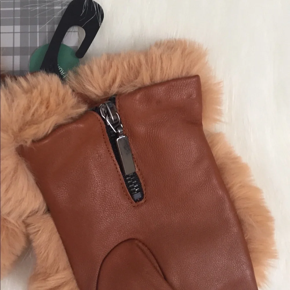 GH Faux Fur Buckle Gloves NWT